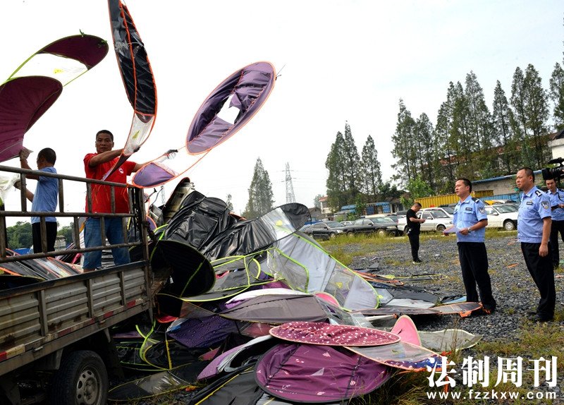 集中销毁摩托车、电动车非法加装伞具.JPG