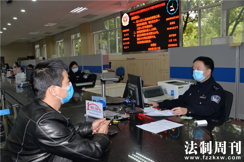 民警一件事一次办热情服务.JPG