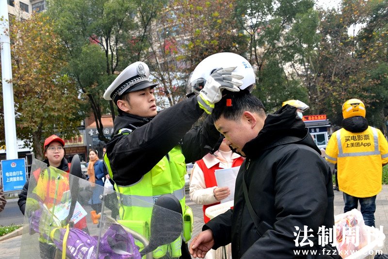 民警路面倡导”一盔一带“安全行.JPG