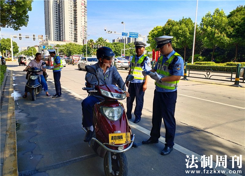 民警在路面开展宣传.jpg