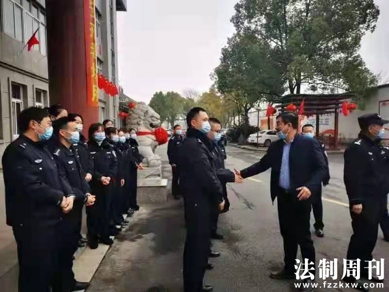 市司法局局长王鳌节前慰问戒毒民警.jpg
