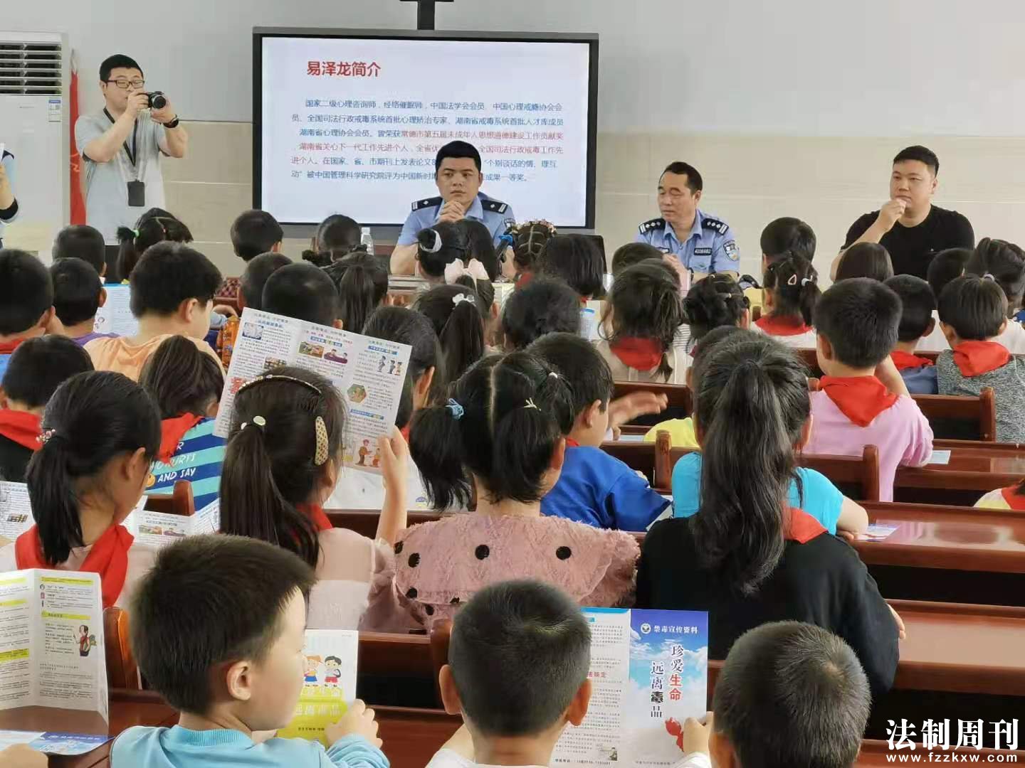 联合开展庆“六一”禁毒宣传进校园活动.jpg
