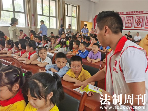 为同学们分发禁毒宣传资料.jpg
