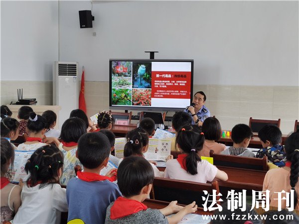 易泽龙讲授禁毒知识.jpg