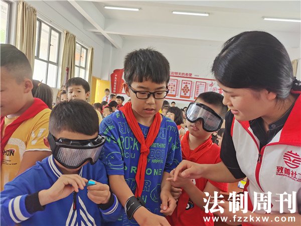 同学们体验VR毒害游戏.jpg