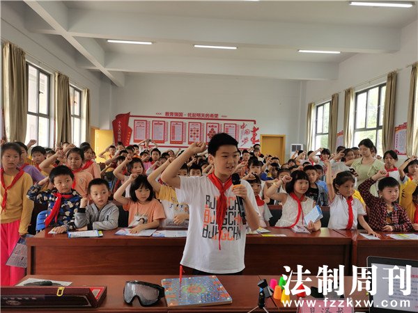 同学们进行禁毒宣誓.jpg