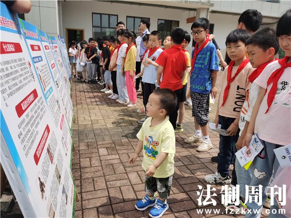 同学们参观禁毒展板.jpg